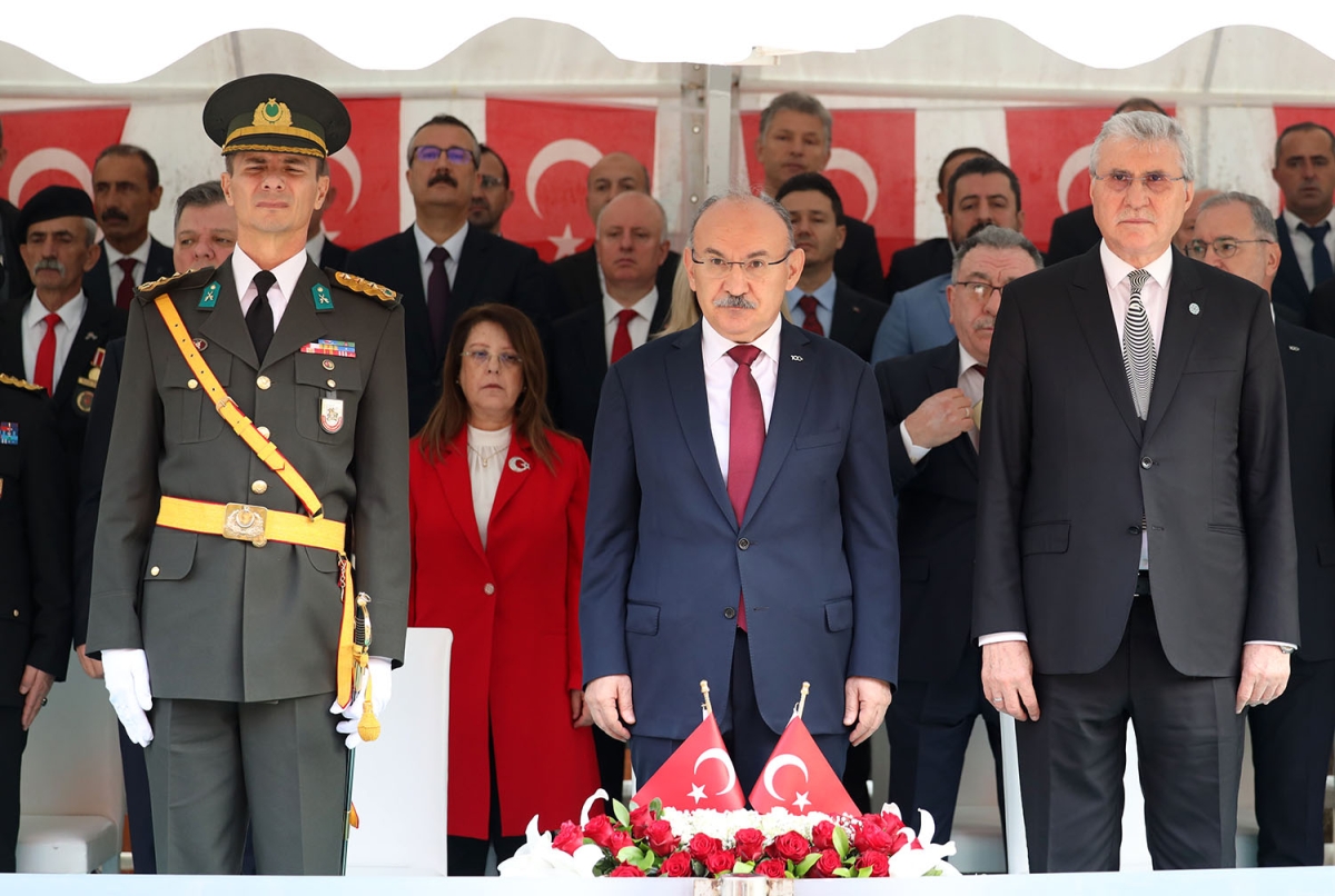 Başkan Ekrem Yüce bayram coşkusuna ortak oldu: “Bu bayrak nice yüzyıllar gururla dalgalanacak”