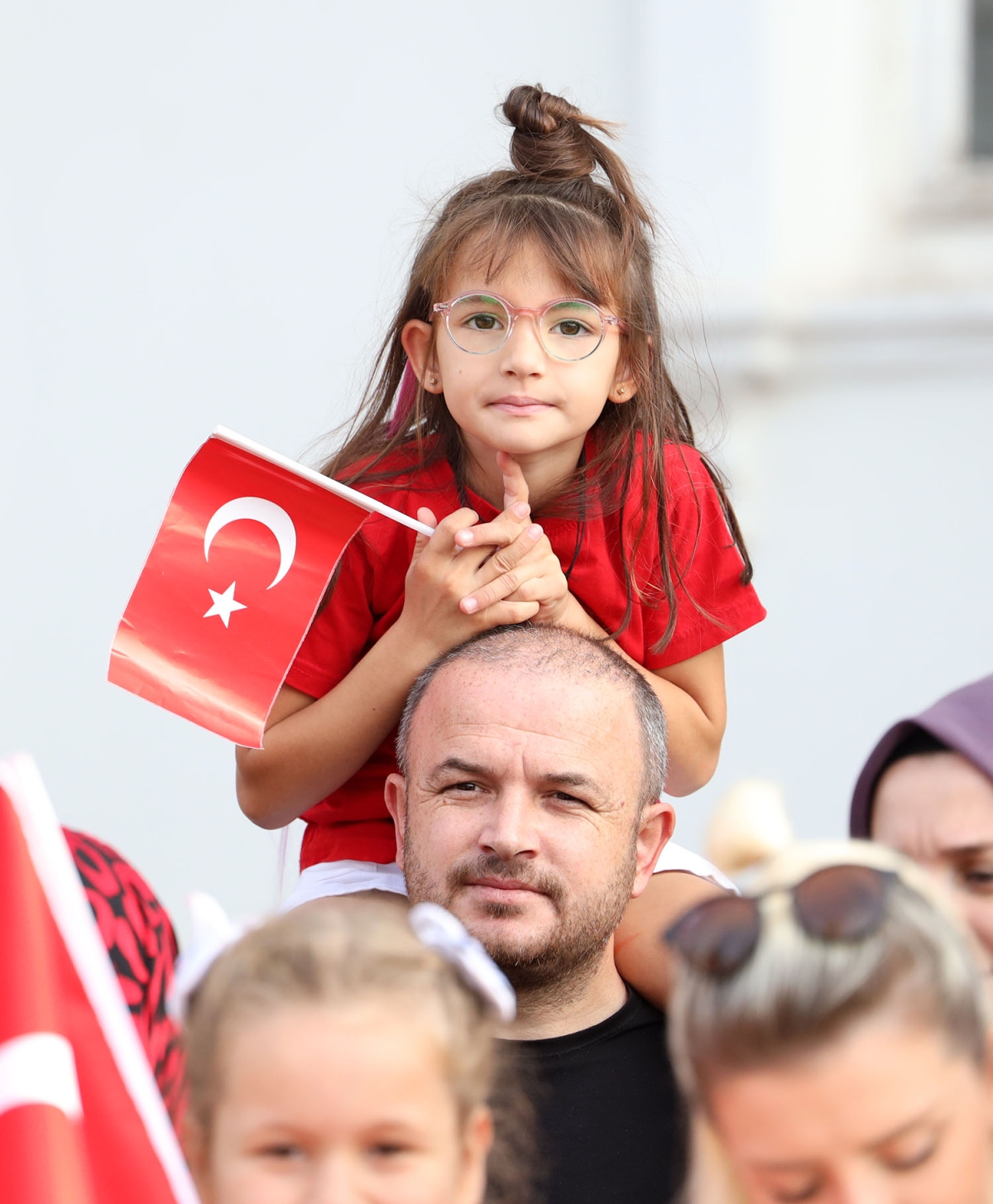 Başkan Ekrem Yüce bayram coşkusuna ortak oldu: “Bu bayrak nice yüzyıllar gururla dalgalanacak”