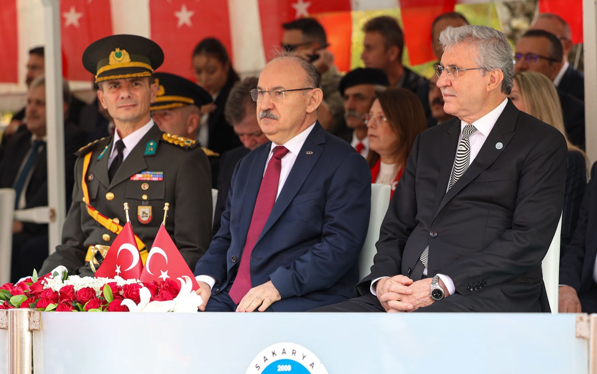 Başkan Ekrem Yüce bayram coşkusuna ortak oldu: “Bu bayrak nice yüzyıllar gururla dalgalanacak”