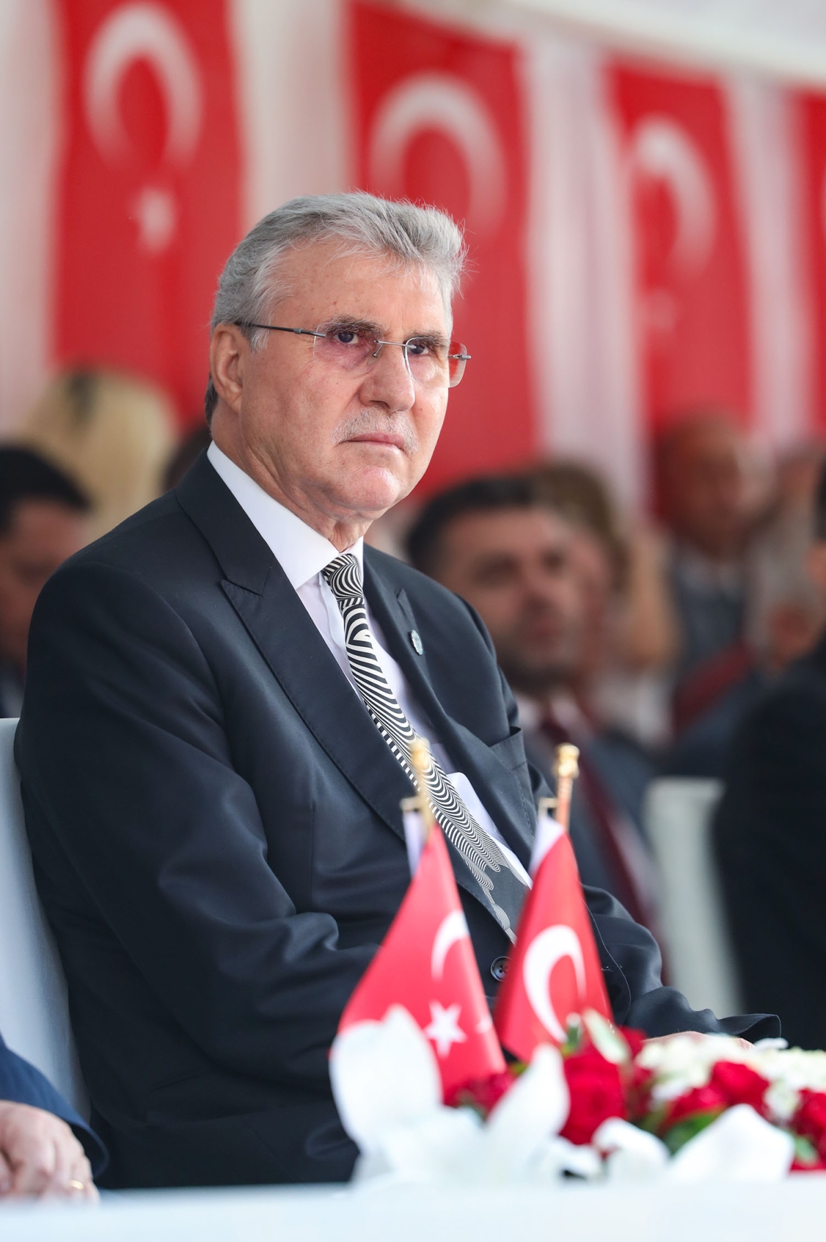 Başkan Ekrem Yüce bayram coşkusuna ortak oldu: “Bu bayrak nice yüzyıllar gururla dalgalanacak”