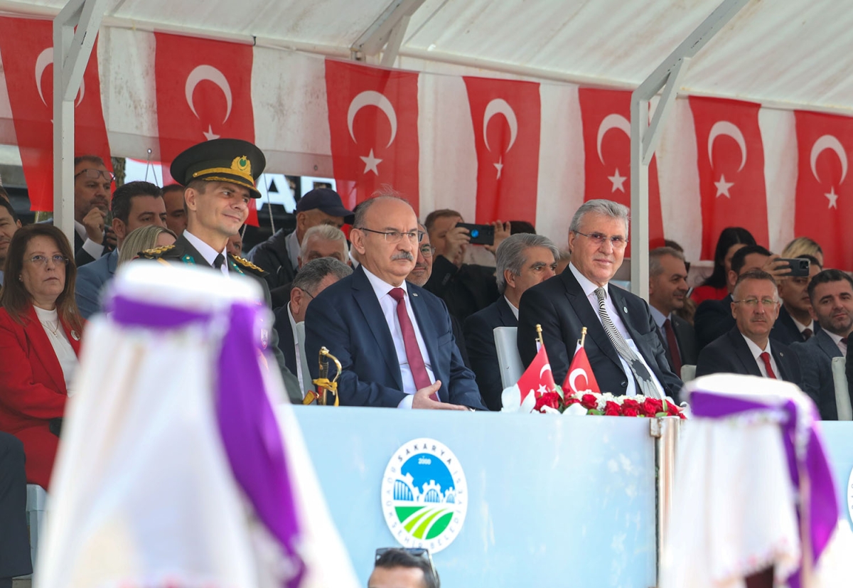 Başkan Ekrem Yüce bayram coşkusuna ortak oldu: “Bu bayrak nice yüzyıllar gururla dalgalanacak”