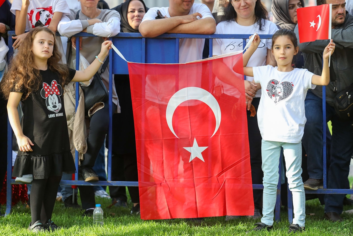 Başkan Ekrem Yüce bayram coşkusuna ortak oldu: “Bu bayrak nice yüzyıllar gururla dalgalanacak”