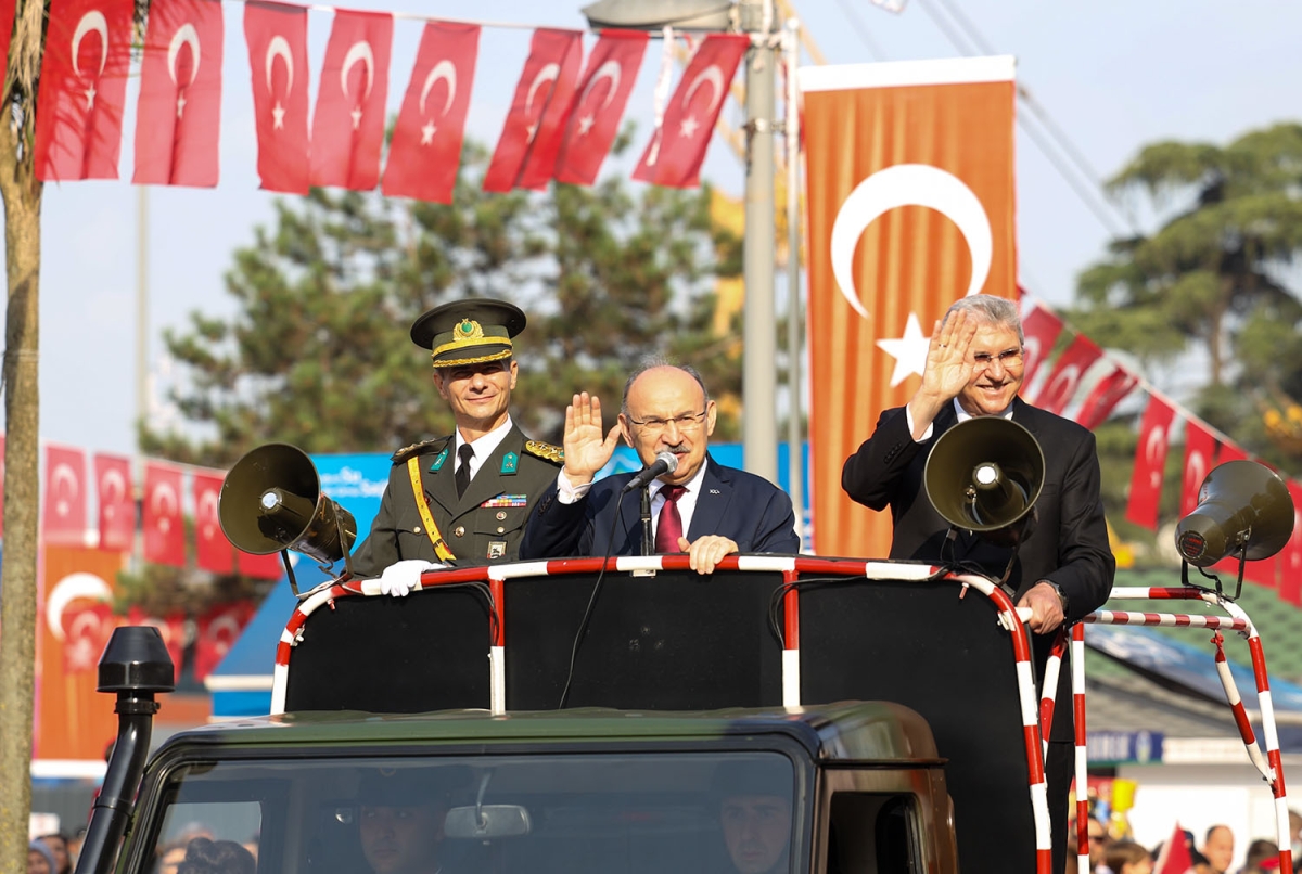 Başkan Ekrem Yüce bayram coşkusuna ortak oldu: “Bu bayrak nice yüzyıllar gururla dalgalanacak”