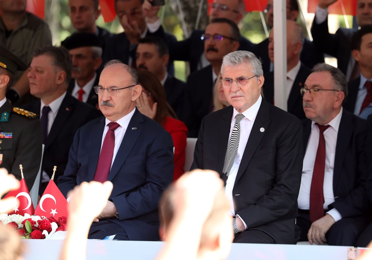 Başkan Ekrem Yüce bayram coşkusuna ortak oldu: “Bu bayrak nice yüzyıllar gururla dalgalanacak”