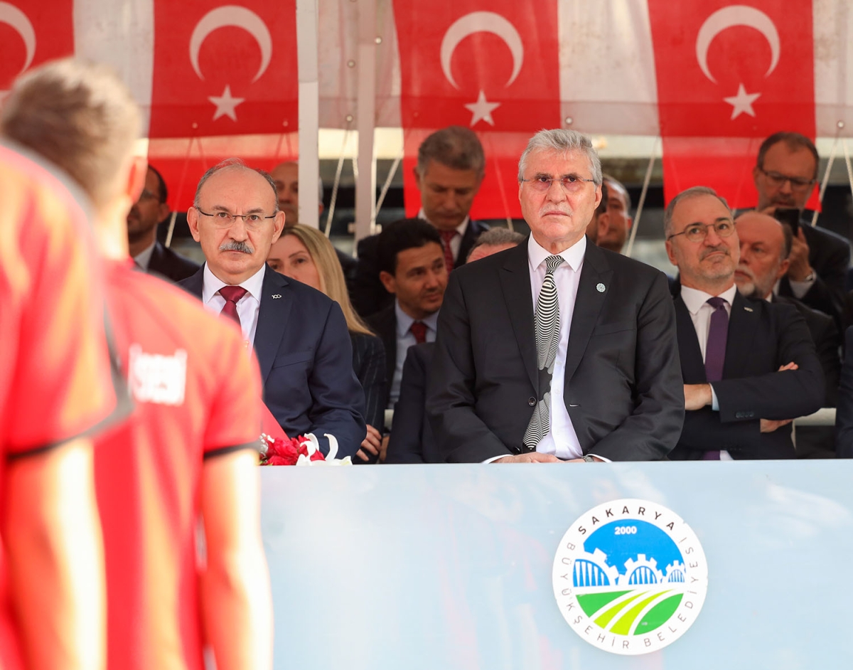 Başkan Ekrem Yüce bayram coşkusuna ortak oldu: “Bu bayrak nice yüzyıllar gururla dalgalanacak”