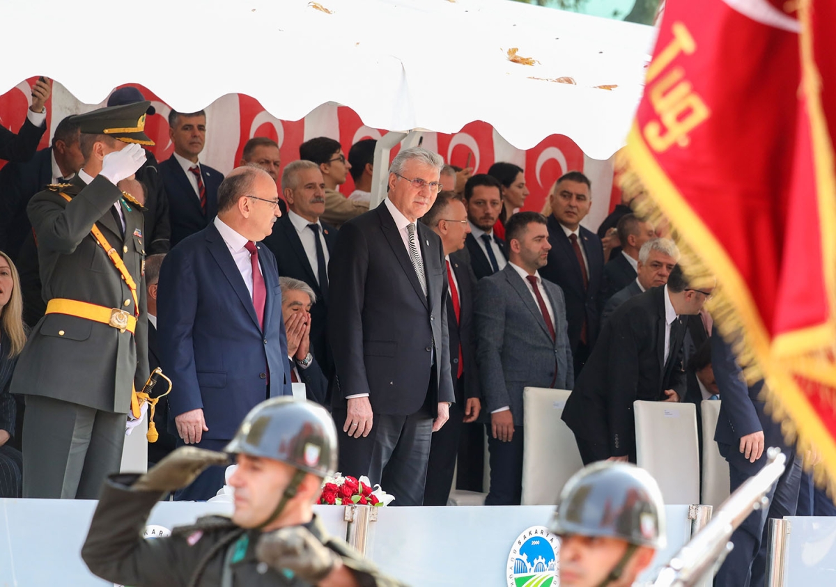 Başkan Ekrem Yüce bayram coşkusuna ortak oldu: “Bu bayrak nice yüzyıllar gururla dalgalanacak”