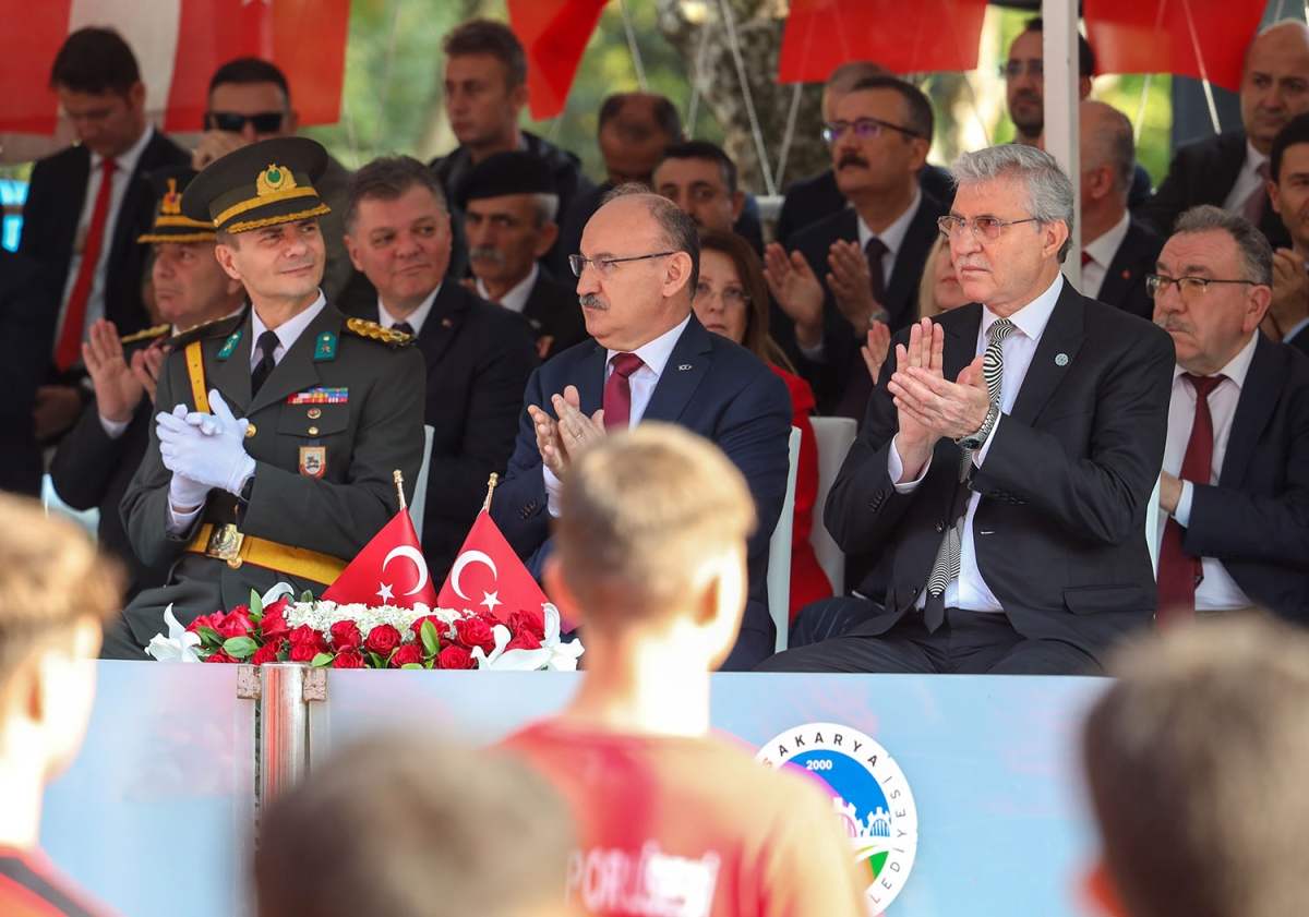 Başkan Ekrem Yüce bayram coşkusuna ortak oldu: “Bu bayrak nice yüzyıllar gururla dalgalanacak”