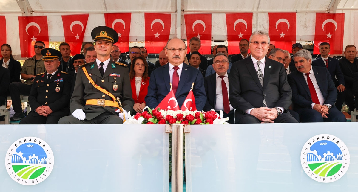 Başkan Ekrem Yüce bayram coşkusuna ortak oldu: “Bu bayrak nice yüzyıllar gururla dalgalanacak”