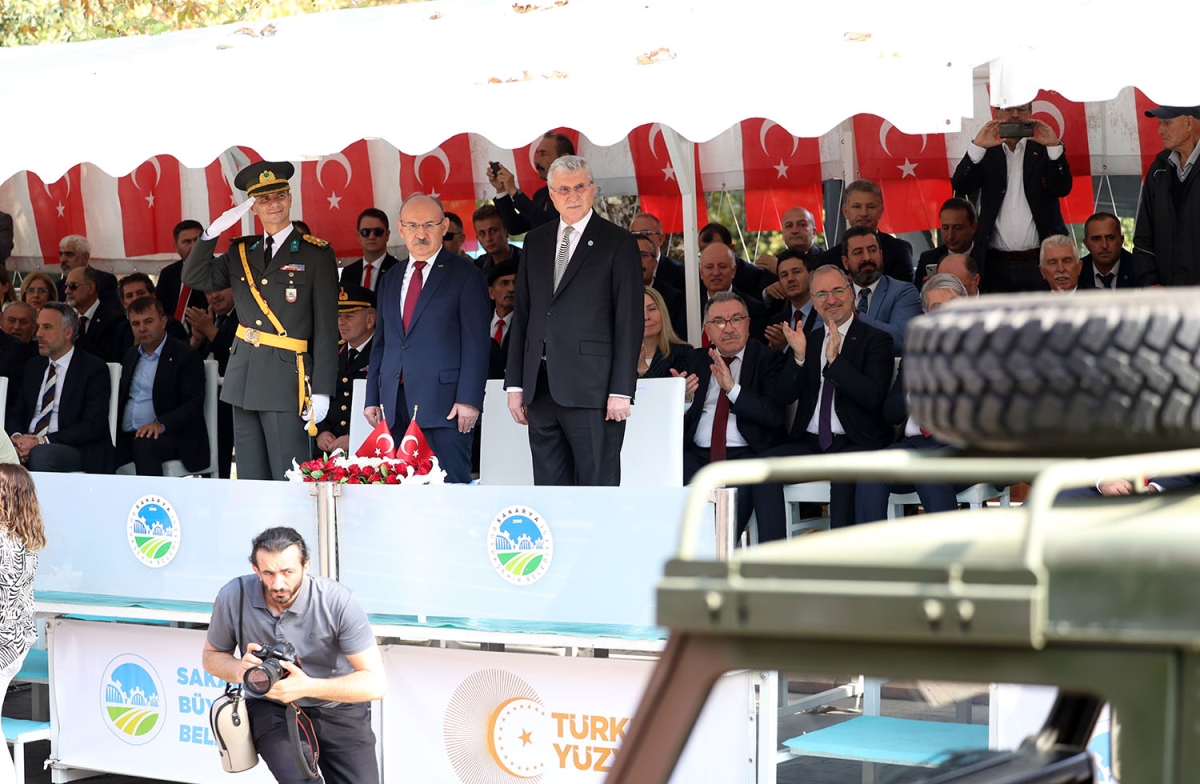 Başkan Ekrem Yüce bayram coşkusuna ortak oldu: “Bu bayrak nice yüzyıllar gururla dalgalanacak”