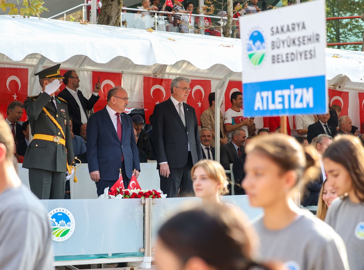 Başkan Ekrem Yüce bayram coşkusuna ortak oldu: “Bu bayrak nice yüzyıllar gururla dalgalanacak”