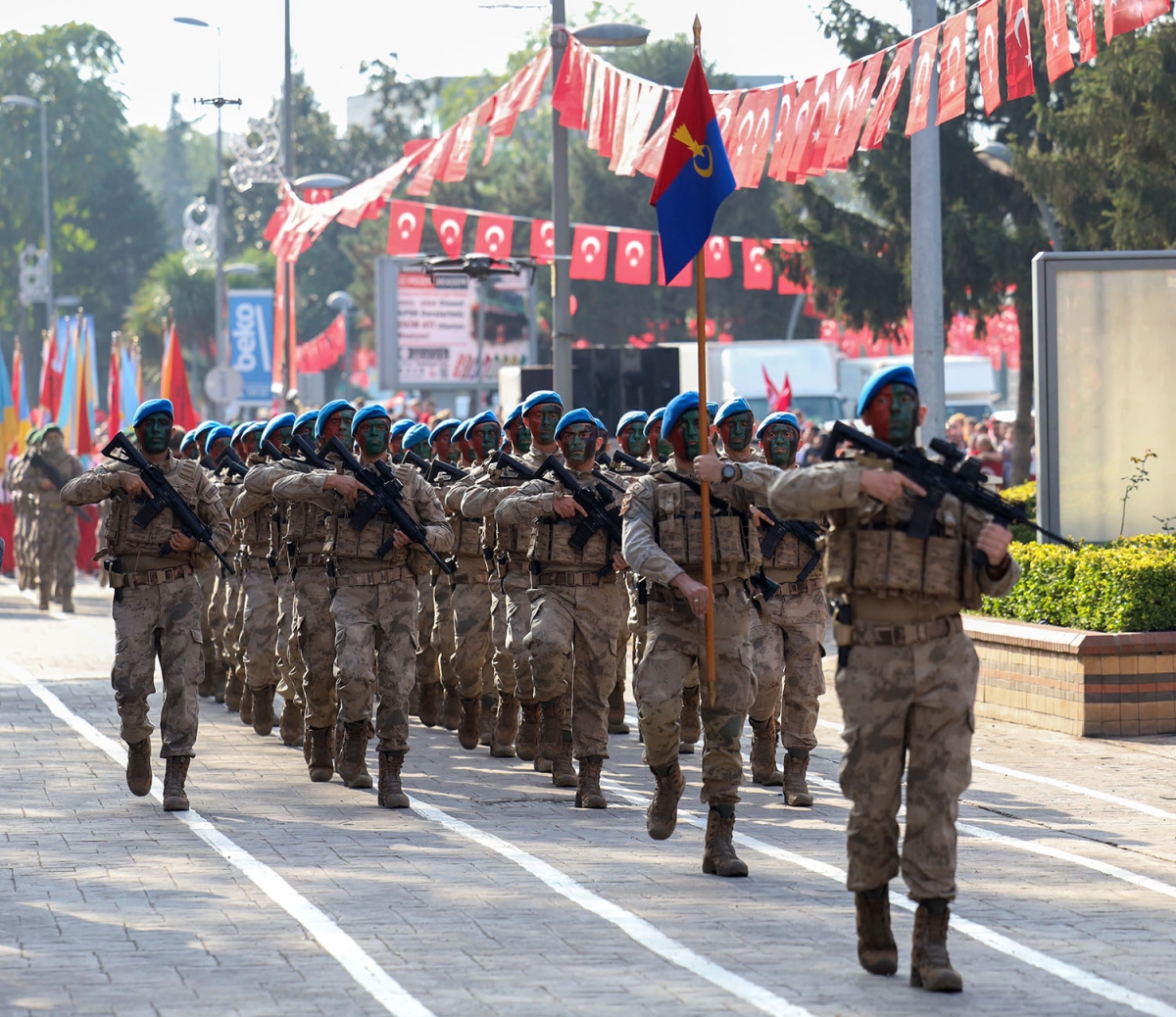 Başkan Ekrem Yüce bayram coşkusuna ortak oldu: “Bu bayrak nice yüzyıllar gururla dalgalanacak”