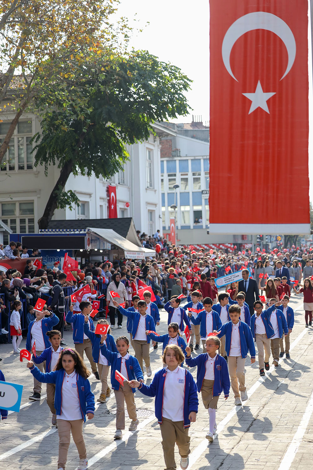 Başkan Ekrem Yüce bayram coşkusuna ortak oldu: “Bu bayrak nice yüzyıllar gururla dalgalanacak”