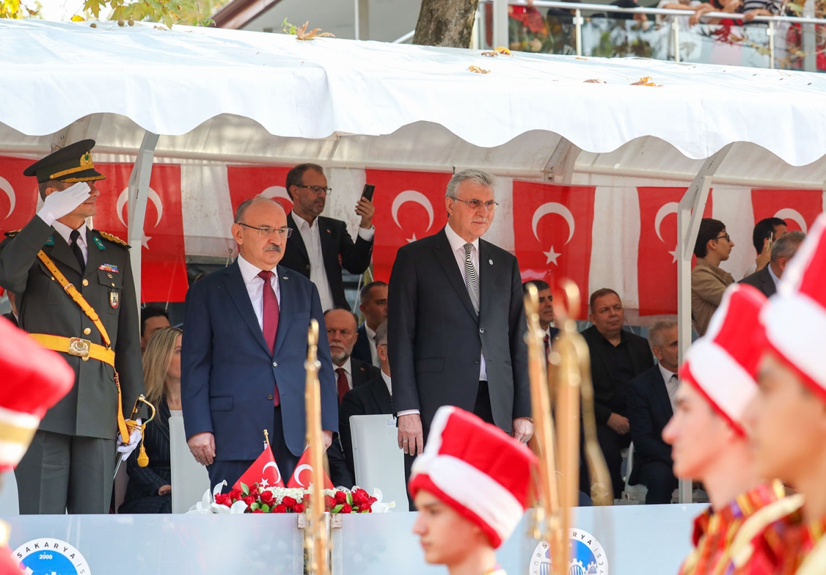 Başkan Ekrem Yüce bayram coşkusuna ortak oldu: “Bu bayrak nice yüzyıllar gururla dalgalanacak”