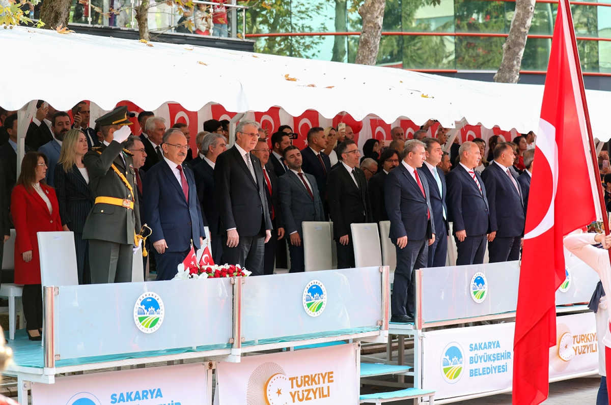 Başkan Ekrem Yüce bayram coşkusuna ortak oldu: “Bu bayrak nice yüzyıllar gururla dalgalanacak”