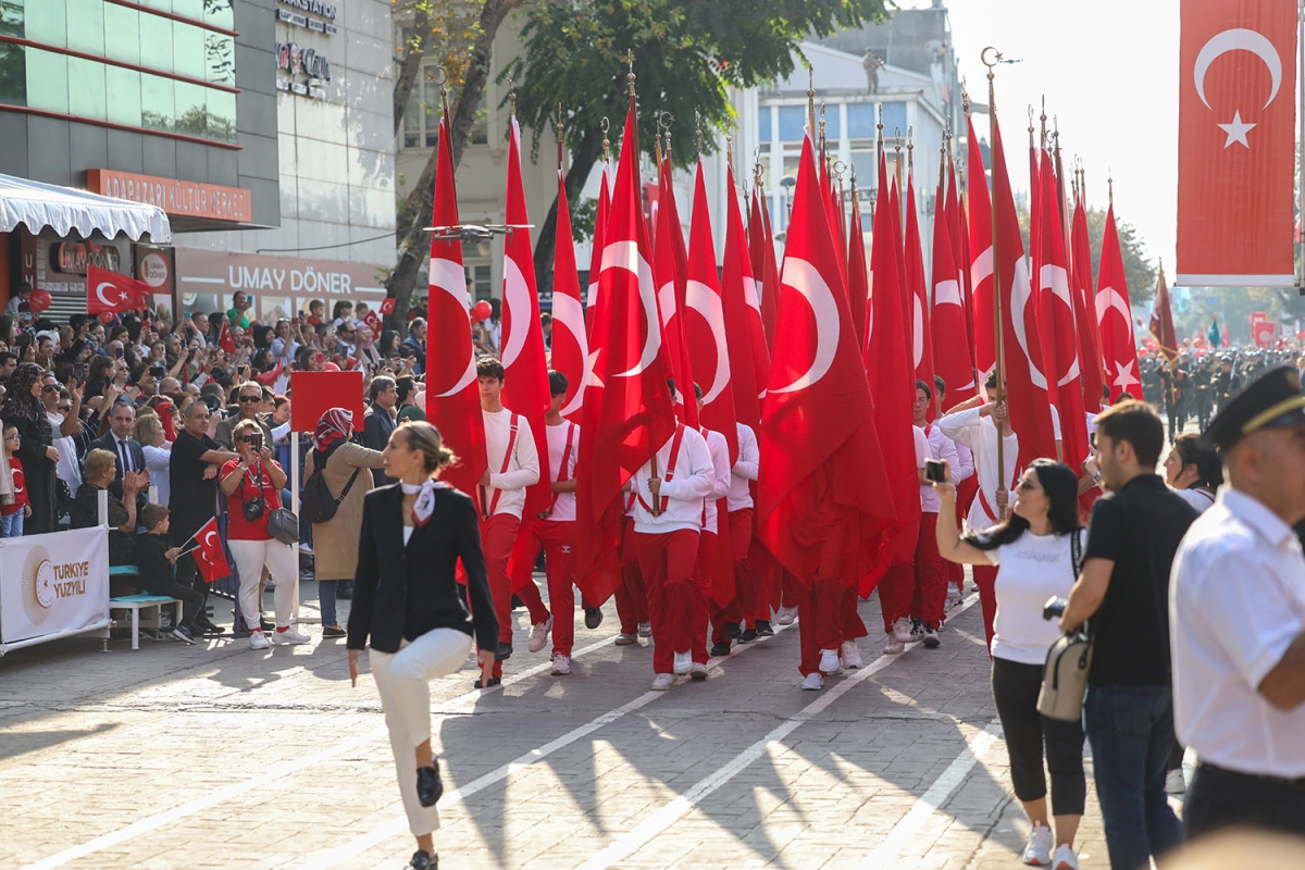 Başkan Ekrem Yüce bayram coşkusuna ortak oldu: “Bu bayrak nice yüzyıllar gururla dalgalanacak”