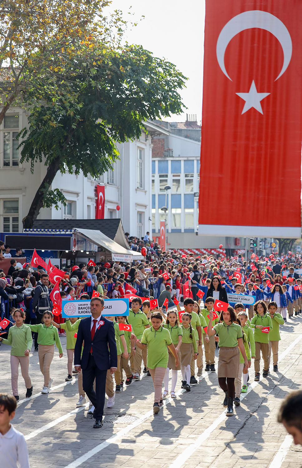 Başkan Ekrem Yüce bayram coşkusuna ortak oldu: “Bu bayrak nice yüzyıllar gururla dalgalanacak”