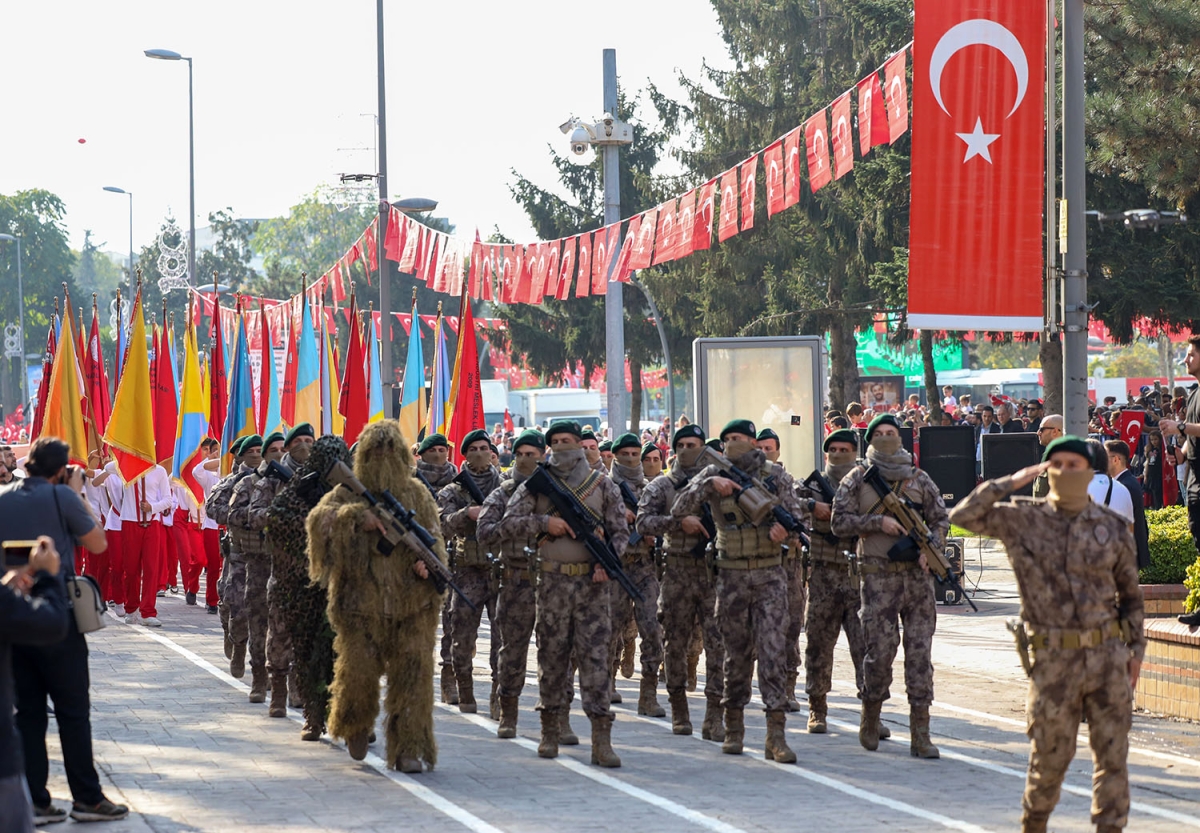 Başkan Ekrem Yüce bayram coşkusuna ortak oldu: “Bu bayrak nice yüzyıllar gururla dalgalanacak”
