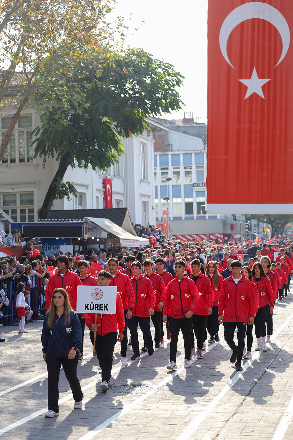 Başkan Ekrem Yüce bayram coşkusuna ortak oldu: “Bu bayrak nice yüzyıllar gururla dalgalanacak”