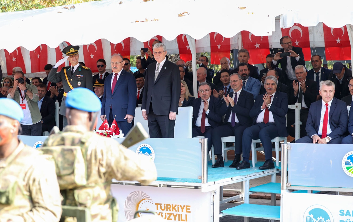 Başkan Ekrem Yüce bayram coşkusuna ortak oldu: “Bu bayrak nice yüzyıllar gururla dalgalanacak”
