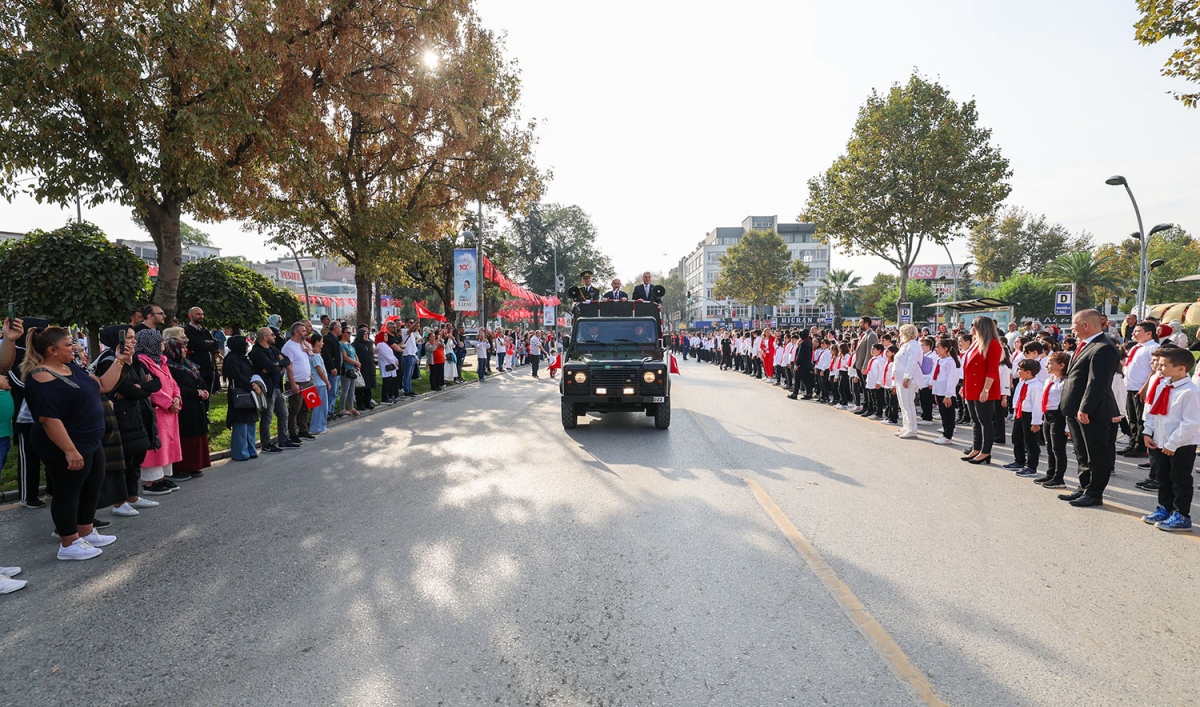 Başkan Ekrem Yüce bayram coşkusuna ortak oldu: “Bu bayrak nice yüzyıllar gururla dalgalanacak”
