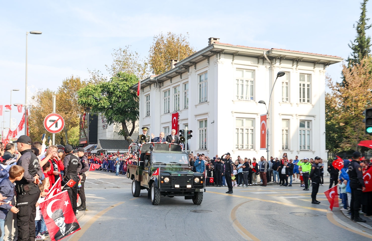 Başkan Ekrem Yüce bayram coşkusuna ortak oldu: “Bu bayrak nice yüzyıllar gururla dalgalanacak”