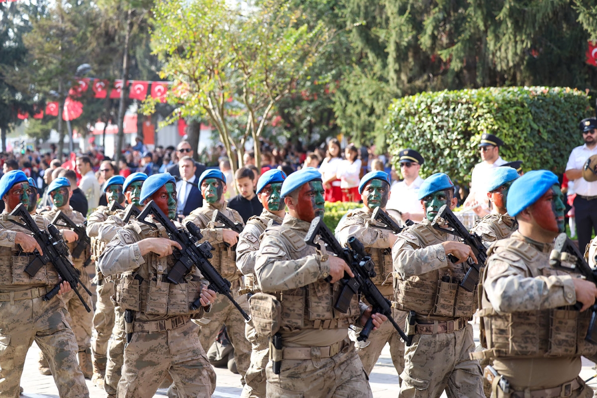 Başkan Ekrem Yüce bayram coşkusuna ortak oldu: “Bu bayrak nice yüzyıllar gururla dalgalanacak”