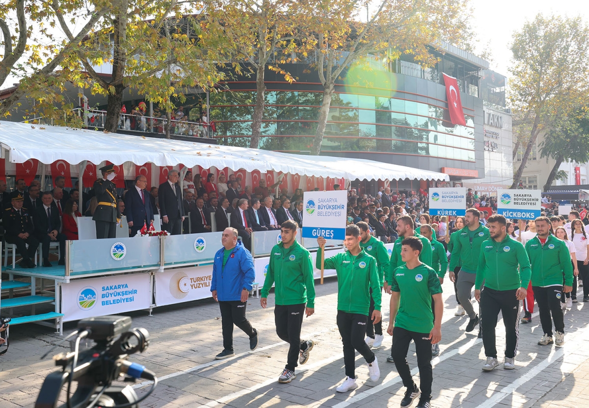 Başkan Ekrem Yüce bayram coşkusuna ortak oldu: “Bu bayrak nice yüzyıllar gururla dalgalanacak”
