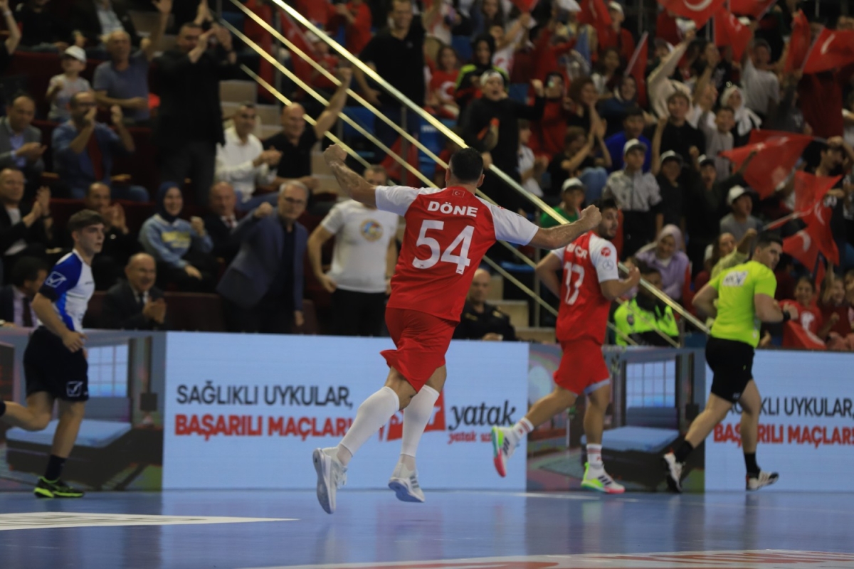 A Milli Hentbol Takımı Sakarya’da kazandı; Tribünler kırmızı-beyaz (GÜNÜN FOTOĞRAFLARI)