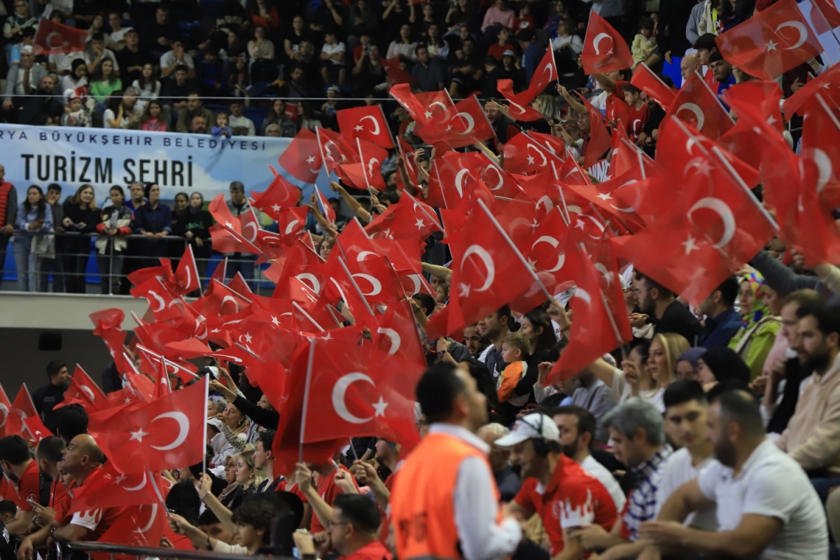 A Milli Hentbol Takımı Sakarya’da kazandı; Tribünler kırmızı-beyaz (GÜNÜN FOTOĞRAFLARI)