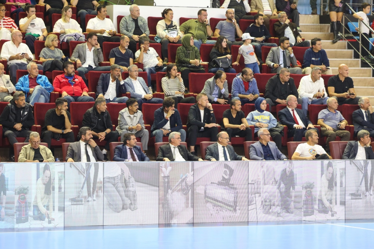 A Milli Hentbol Takımı Sakarya’da kazandı; Tribünler kırmızı-beyaz (GÜNÜN FOTOĞRAFLARI)