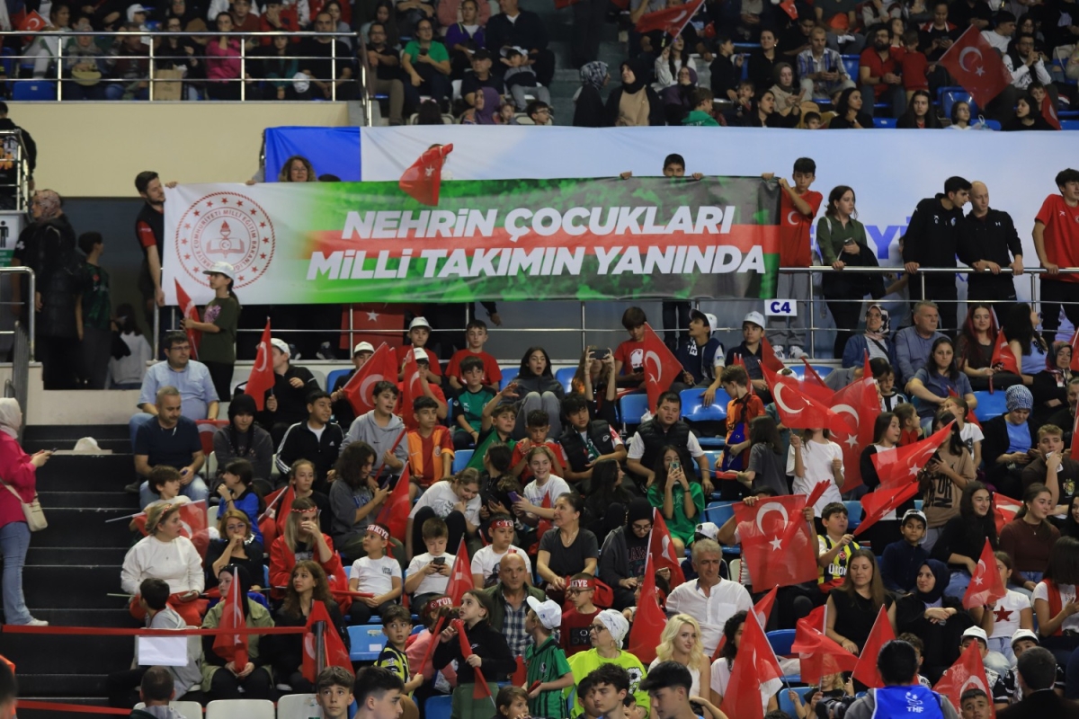 A Milli Hentbol Takımı Sakarya’da kazandı; Tribünler kırmızı-beyaz (GÜNÜN FOTOĞRAFLARI)