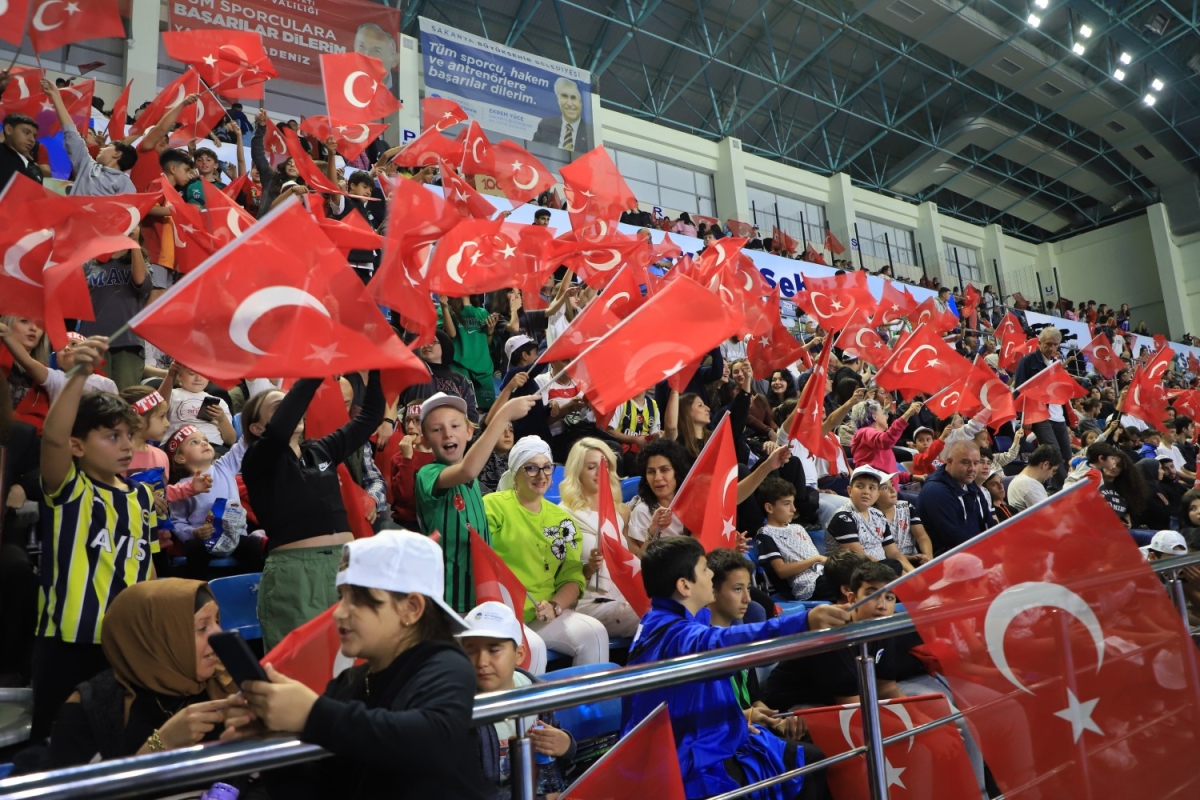 A Milli Hentbol Takımı Sakarya’da kazandı; Tribünler kırmızı-beyaz (GÜNÜN FOTOĞRAFLARI)