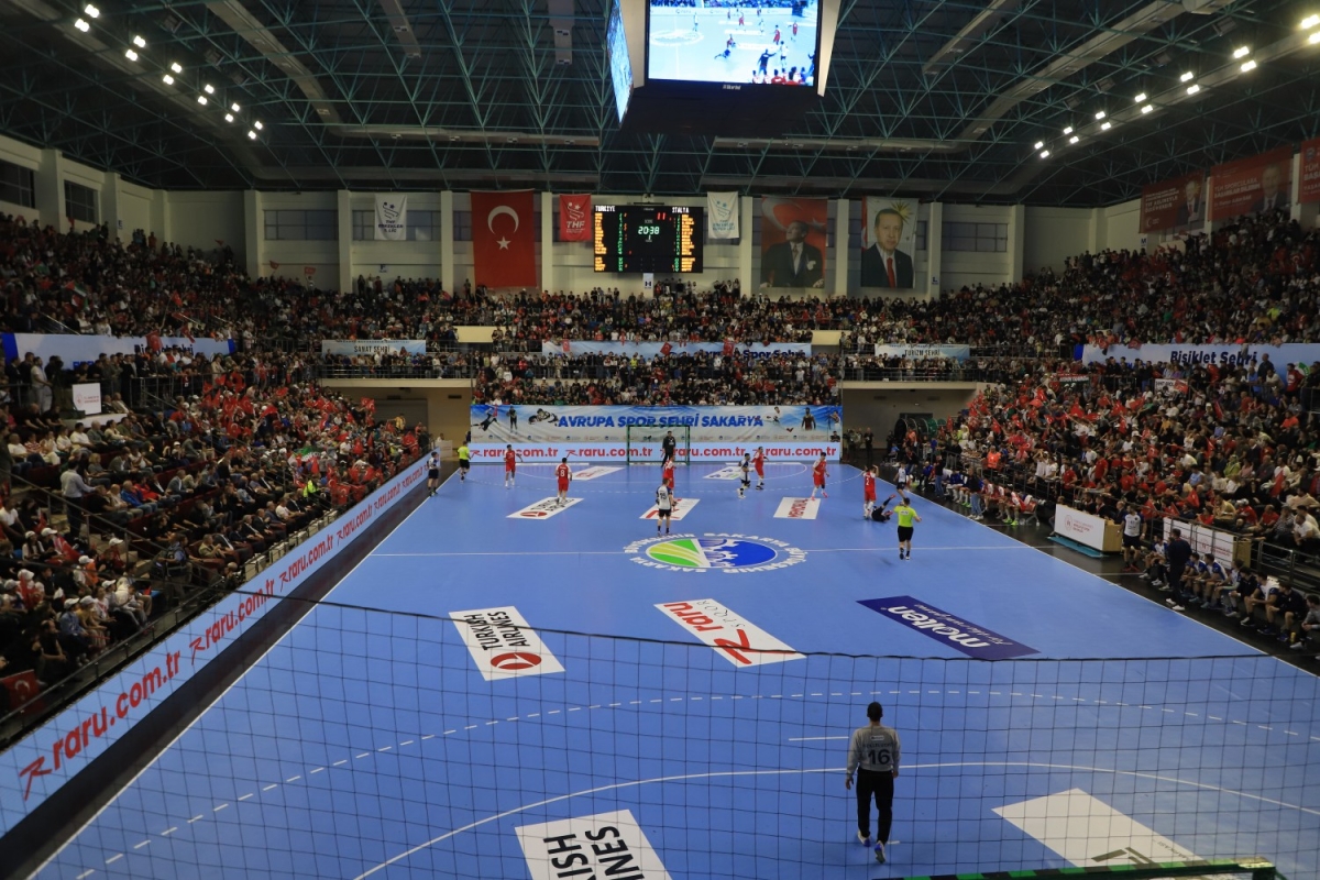 A Milli Hentbol Takımı Sakarya’da kazandı; Tribünler kırmızı-beyaz (GÜNÜN FOTOĞRAFLARI)
