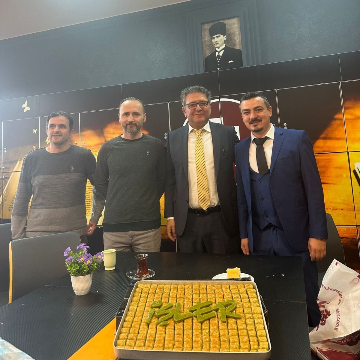 İşler Kitabevinin 24 Kasım Öğretmenler Günü Geleneği Değişmedi (İŞTE O ANLARA AİT FOTOĞRAFLAR )