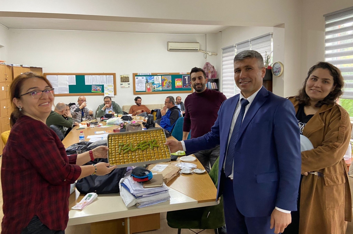 İşler Kitabevinin 24 Kasım Öğretmenler Günü Geleneği Değişmedi (İŞTE O ANLARA AİT FOTOĞRAFLAR )