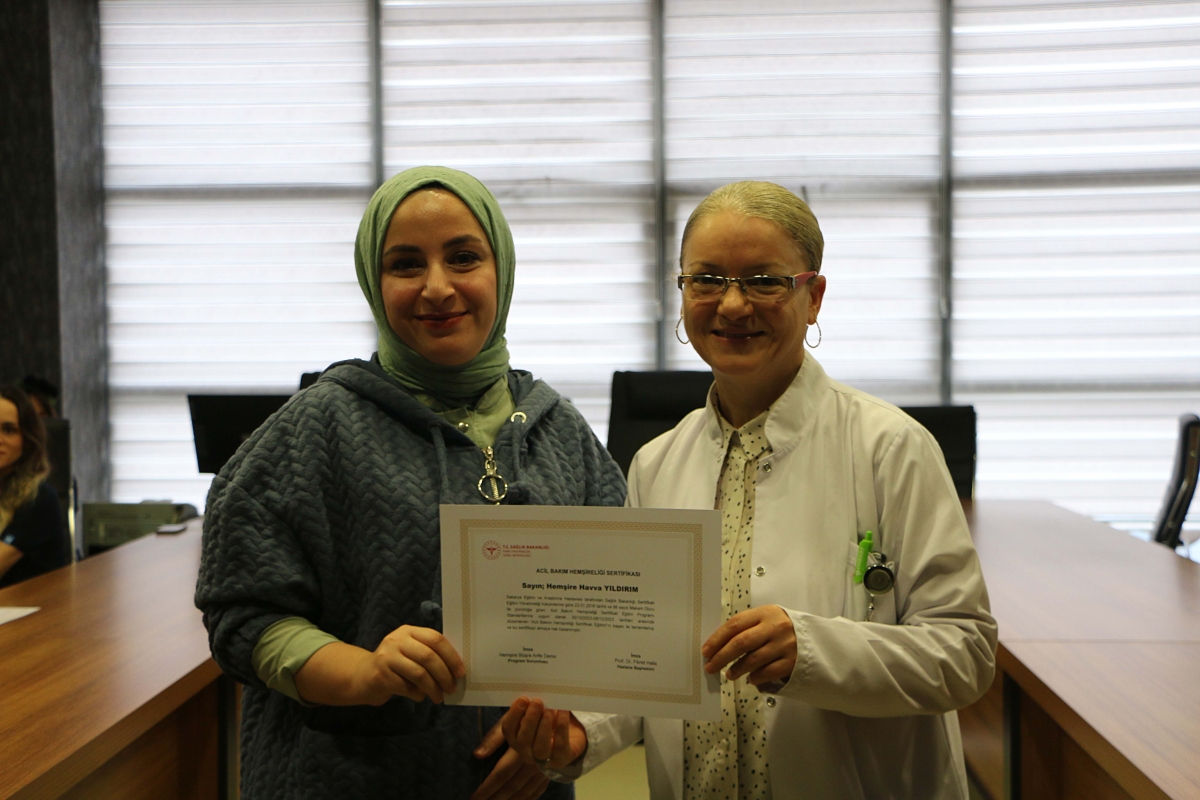 Acil servis hemşireleri sertifikalarını aldı ( SERTİFİKA ALANLARIN FOTOĞRAFLARI )