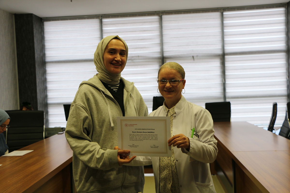 Acil servis hemşireleri sertifikalarını aldı ( SERTİFİKA ALANLARIN FOTOĞRAFLARI )