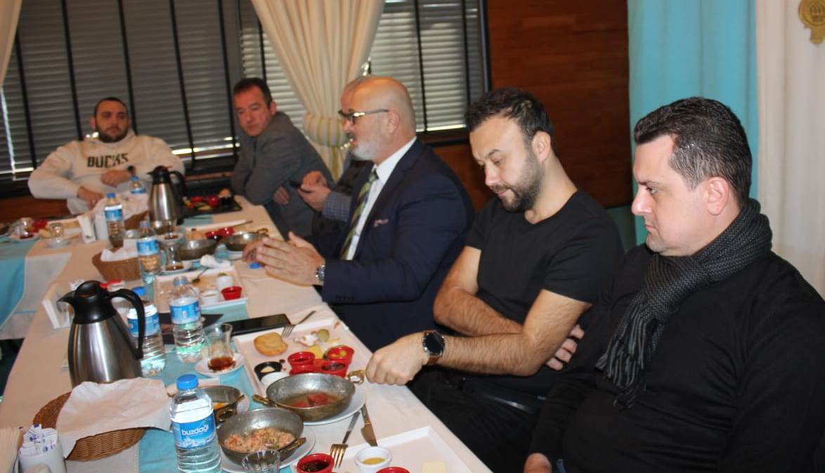 Arifiye Belediye Başkan Aday Adayı Remzi Adıyaman'dan Basın Mensupları ile Kahvaltıda bir araya geldi. İŞTE O ANLAR