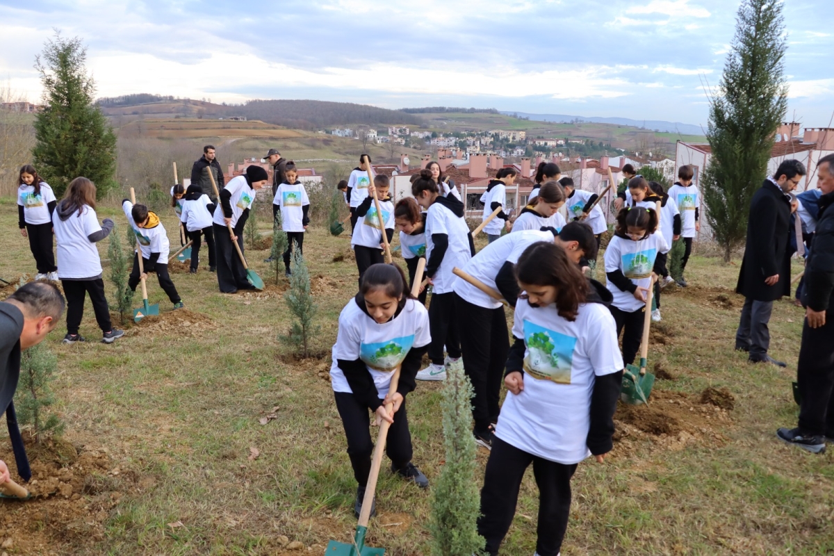 Gazze'de Yaşamını Yitiren Çocuklar Anısına Sakarya'da Okul Bahçelerine 6.000 Fidan Dikildi ( İŞTE O FOTOĞRAFLAR )