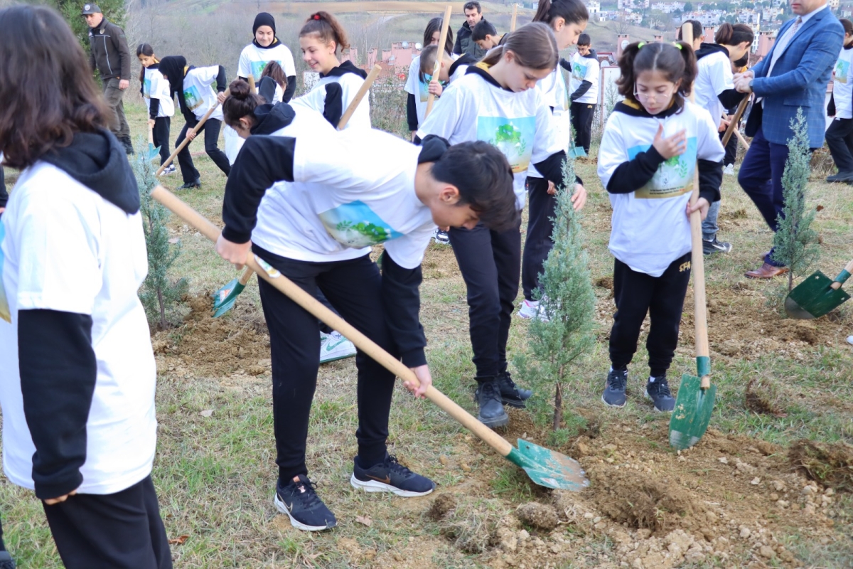 Gazze'de Yaşamını Yitiren Çocuklar Anısına Sakarya'da Okul Bahçelerine 6.000 Fidan Dikildi ( İŞTE O FOTOĞRAFLAR )
