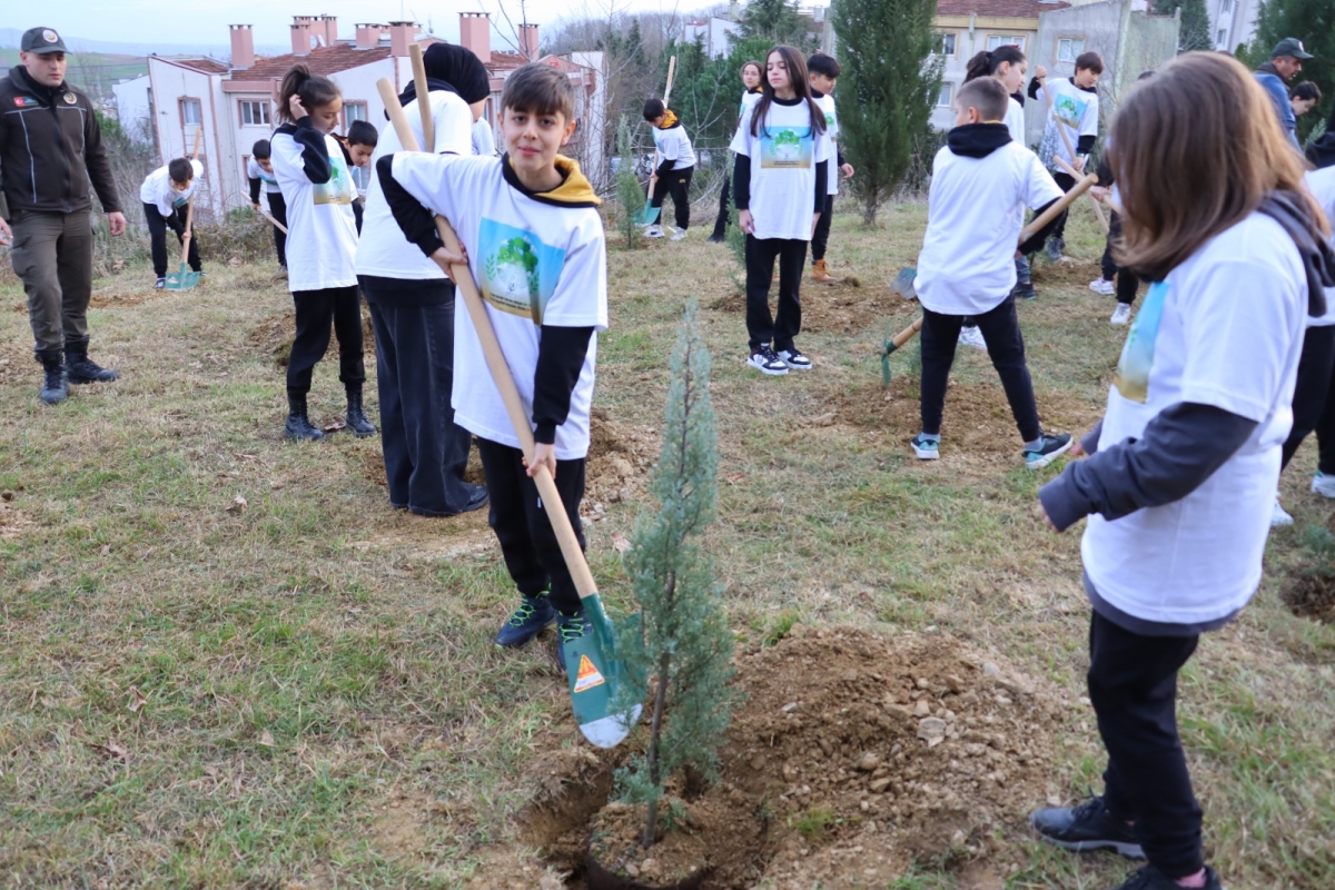 Gazze'de Yaşamını Yitiren Çocuklar Anısına Sakarya'da Okul Bahçelerine 6.000 Fidan Dikildi ( İŞTE O FOTOĞRAFLAR )