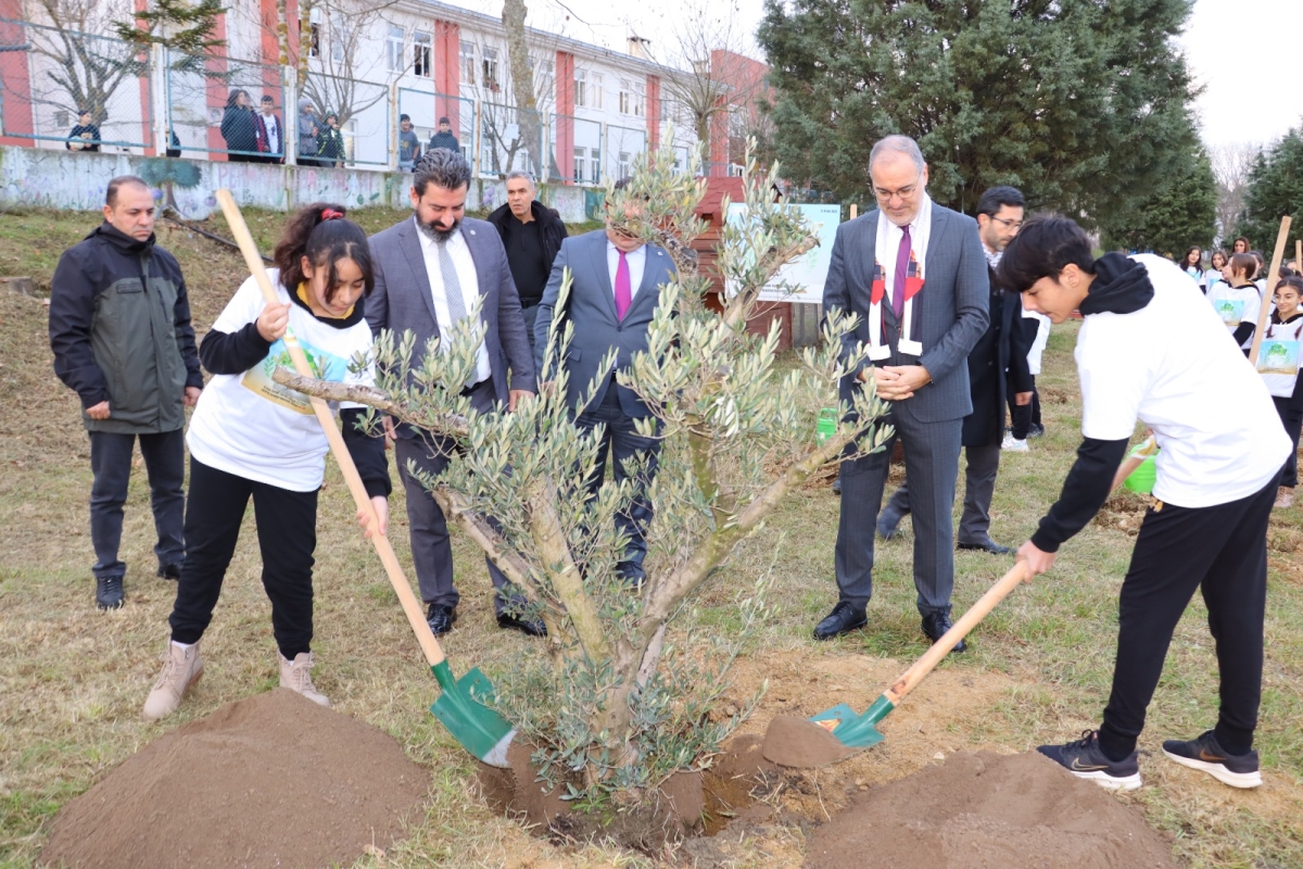 Gazze'de Yaşamını Yitiren Çocuklar Anısına Sakarya'da Okul Bahçelerine 6.000 Fidan Dikildi ( İŞTE O FOTOĞRAFLAR )