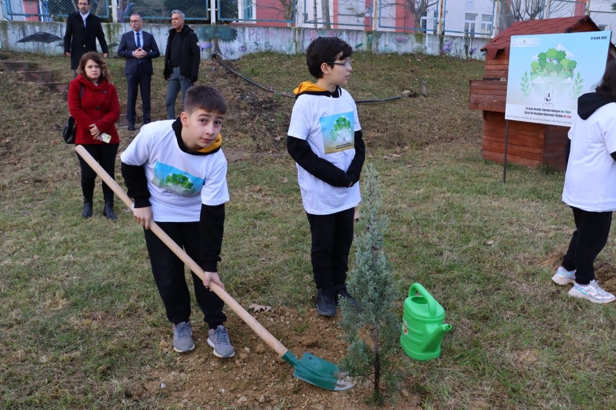 Gazze'de Yaşamını Yitiren Çocuklar Anısına Sakarya'da Okul Bahçelerine 6.000 Fidan Dikildi ( İŞTE O FOTOĞRAFLAR )