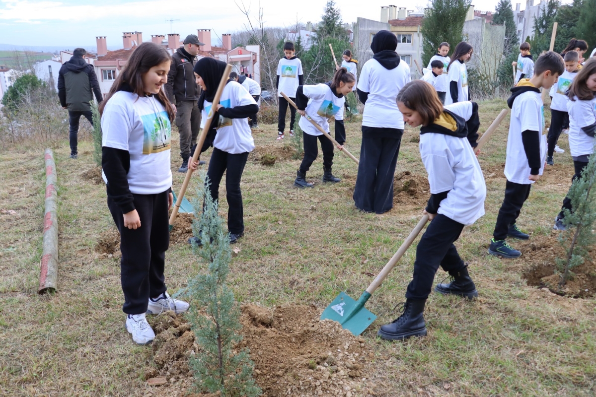Gazze'de Yaşamını Yitiren Çocuklar Anısına Sakarya'da Okul Bahçelerine 6.000 Fidan Dikildi ( İŞTE O FOTOĞRAFLAR )