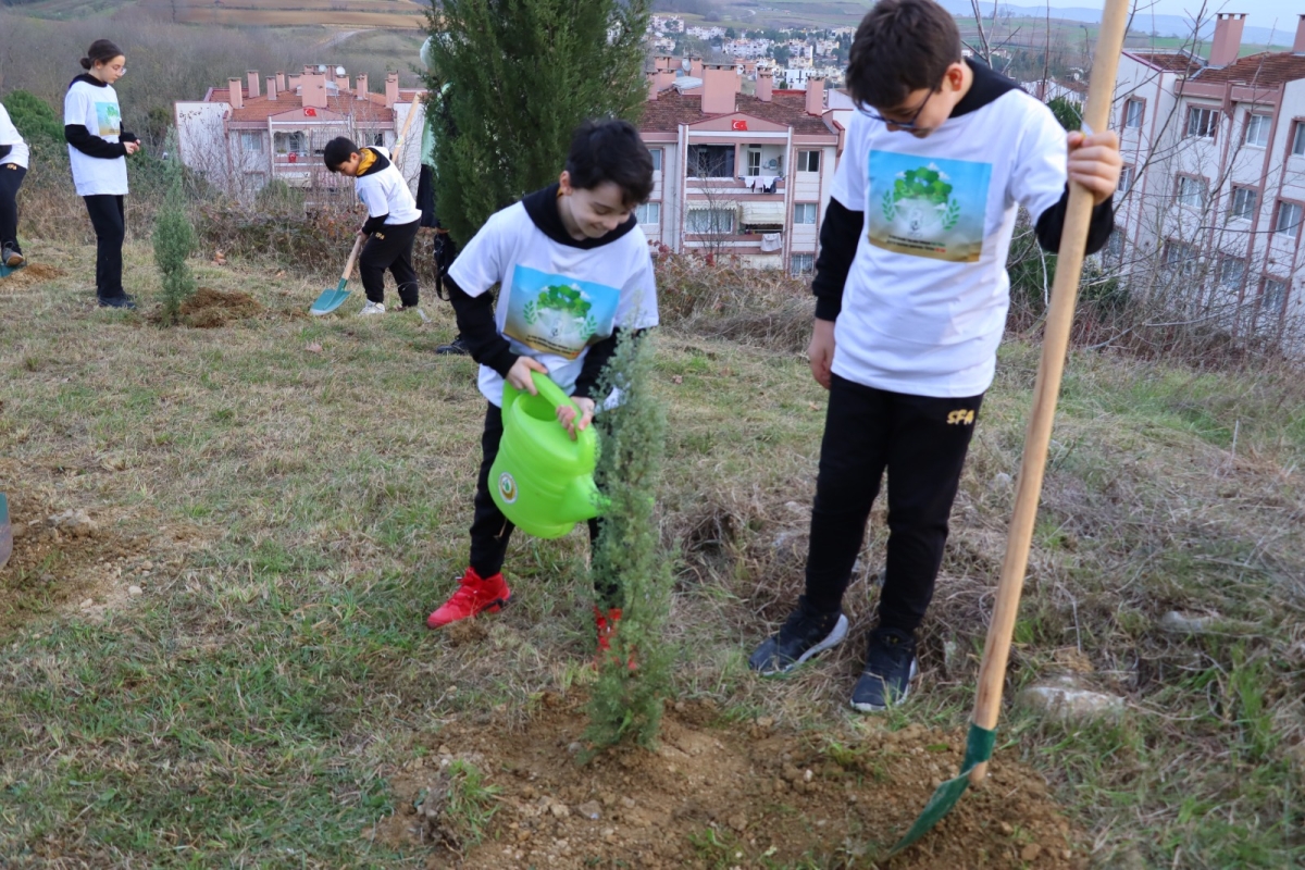 Gazze'de Yaşamını Yitiren Çocuklar Anısına Sakarya'da Okul Bahçelerine 6.000 Fidan Dikildi ( İŞTE O FOTOĞRAFLAR )