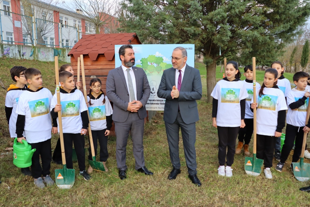 Gazze'de Yaşamını Yitiren Çocuklar Anısına Sakarya'da Okul Bahçelerine 6.000 Fidan Dikildi ( İŞTE O FOTOĞRAFLAR )