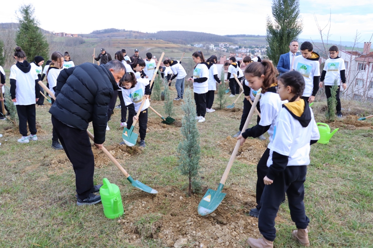 Gazze'de Yaşamını Yitiren Çocuklar Anısına Sakarya'da Okul Bahçelerine 6.000 Fidan Dikildi ( İŞTE O FOTOĞRAFLAR )