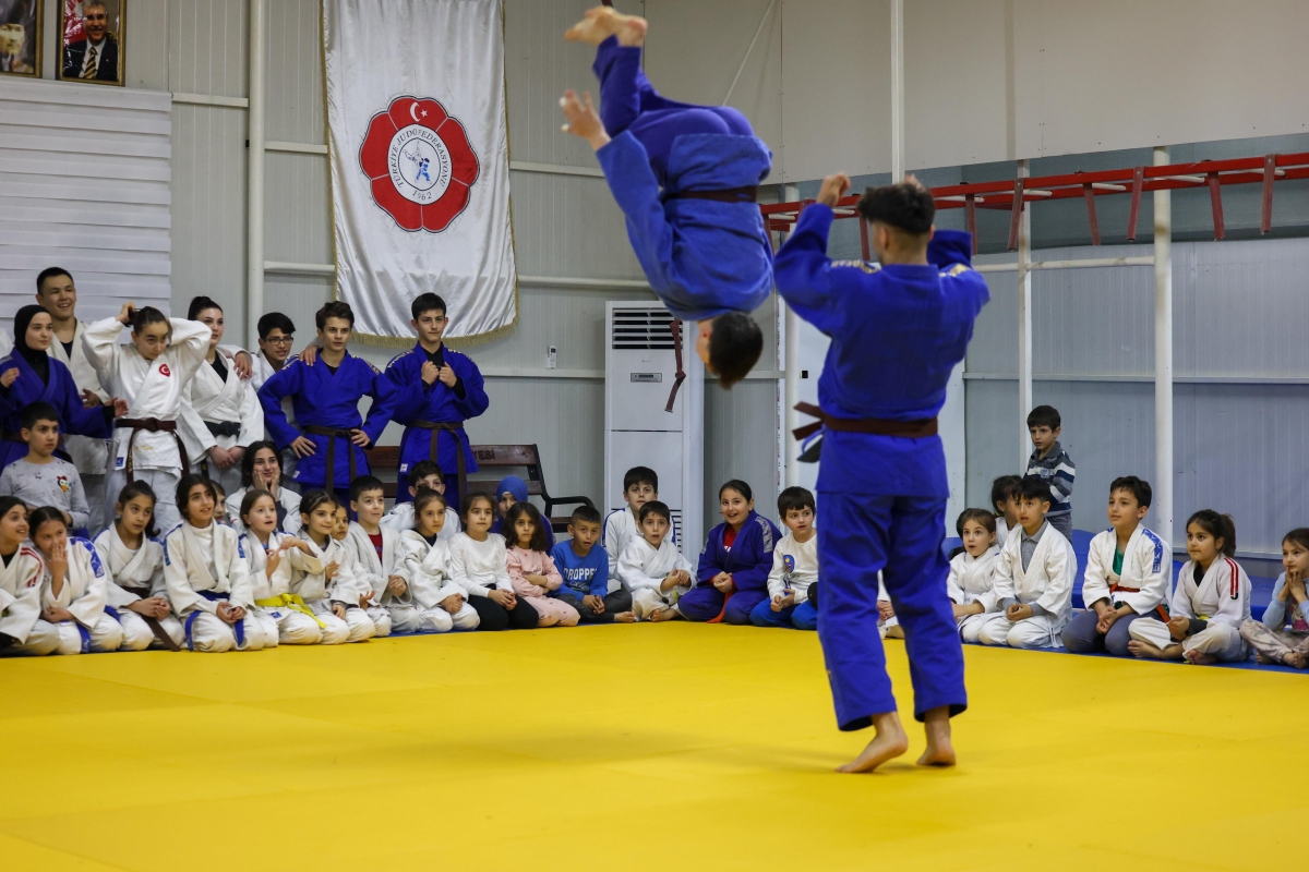 Yusuf Alemdar’dan minik judoculara özel ilgi; “Her ilçede yeni spor tesisleri inşa edeceğiz” İŞTE O KARELER