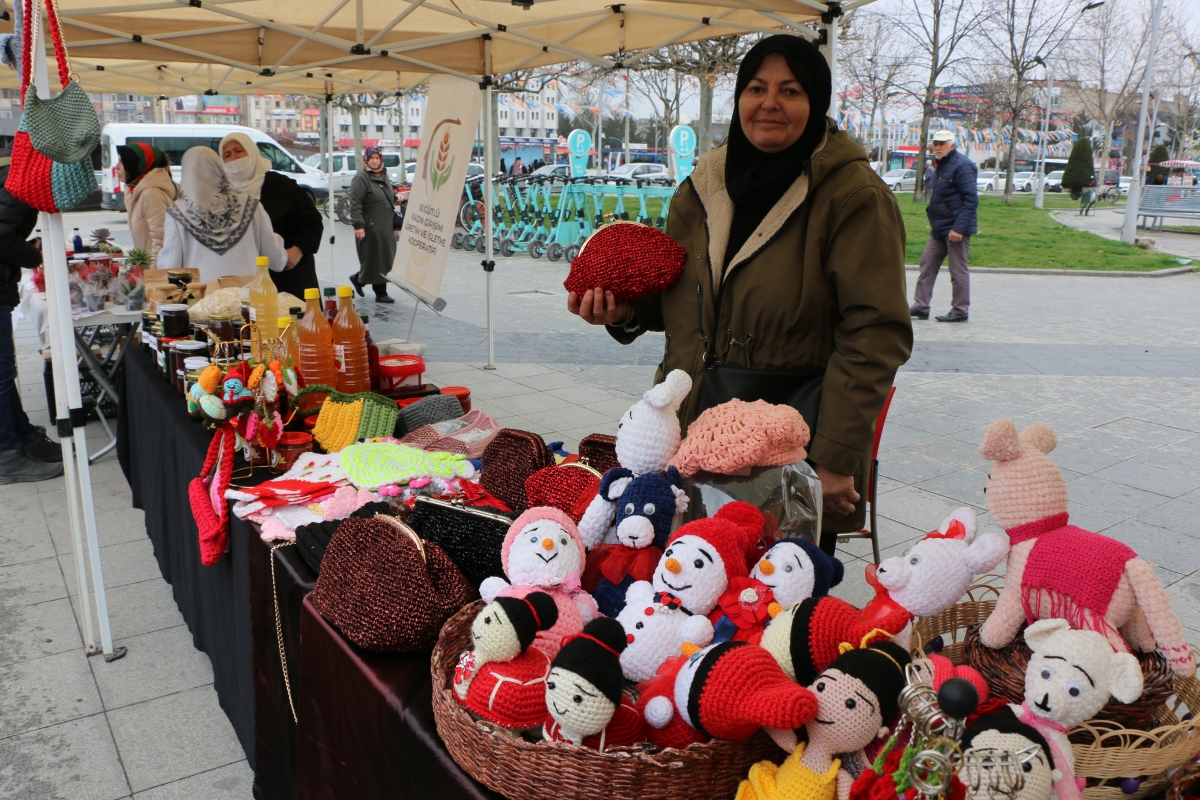 Sakarya Gar Meydanı Önünde Kadınların ürettikleri ürünler sergilendi ( GÜNÜN ÖNE ÇIKAN FOTOĞRAFLARI )