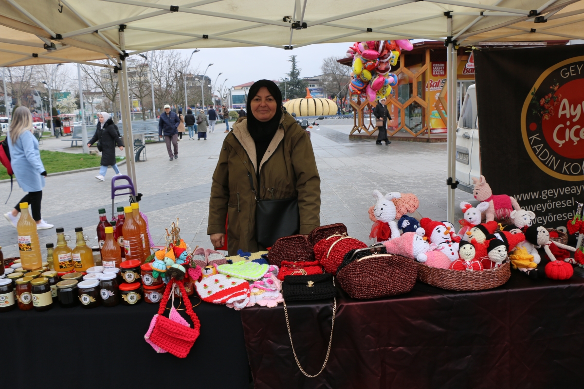 Sakarya Gar Meydanı Önünde Kadınların ürettikleri ürünler sergilendi ( GÜNÜN ÖNE ÇIKAN FOTOĞRAFLARI )